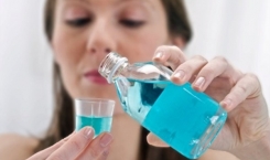 Chăm sóc răng miệng hiệu quả bằng dung dịch nước súc miệng