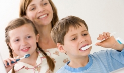 6 điều không nên làm khi đánh răng cho bé